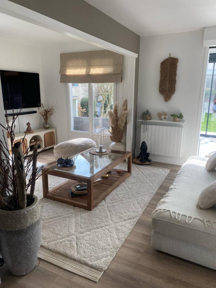 une maison avec cheminée