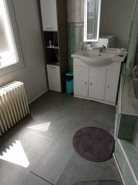 Salle de douches avec fenêtre