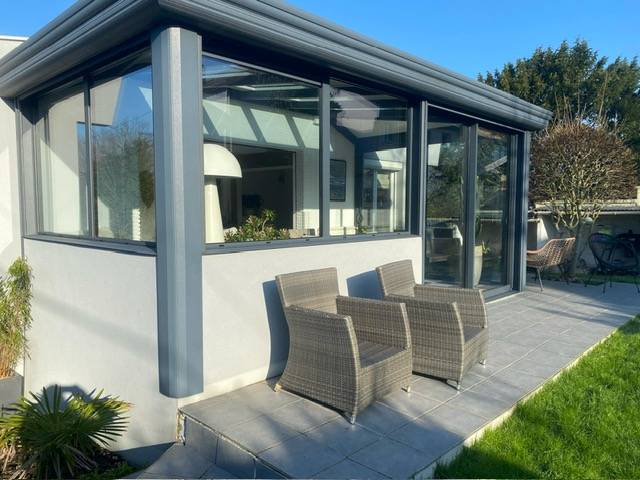 La luminosité d'une grande véranda